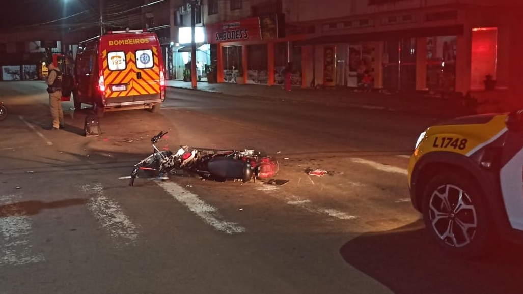 Adolescente sofre ferimentos graves em colisão entre carro e moto