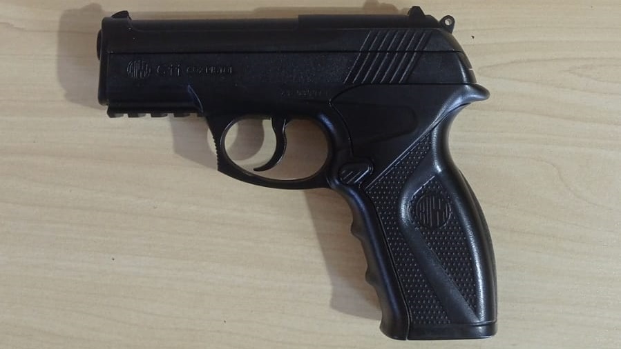 Confusão entre vizinhos termina com apreensão de pistola de Airsoft