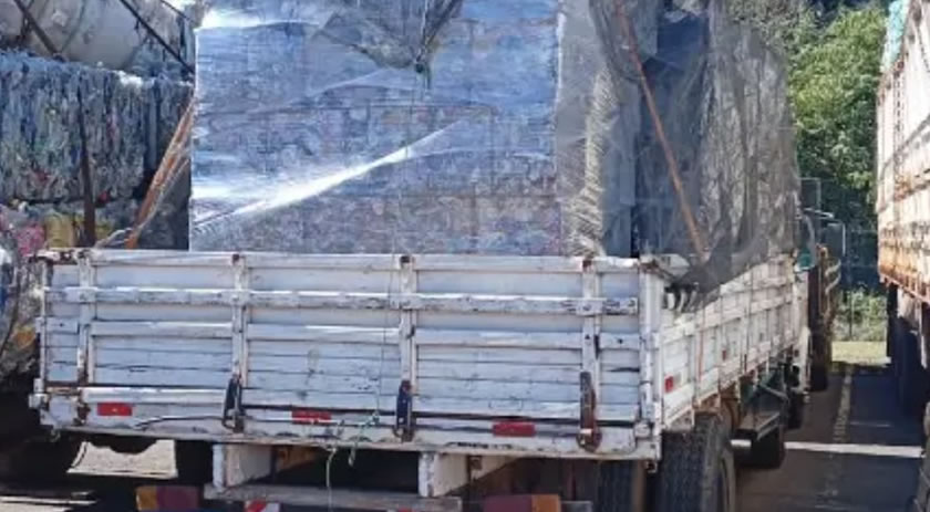 Caminhão com 6,5 toneladas de recicláveis sem nota fiscal é apreendido