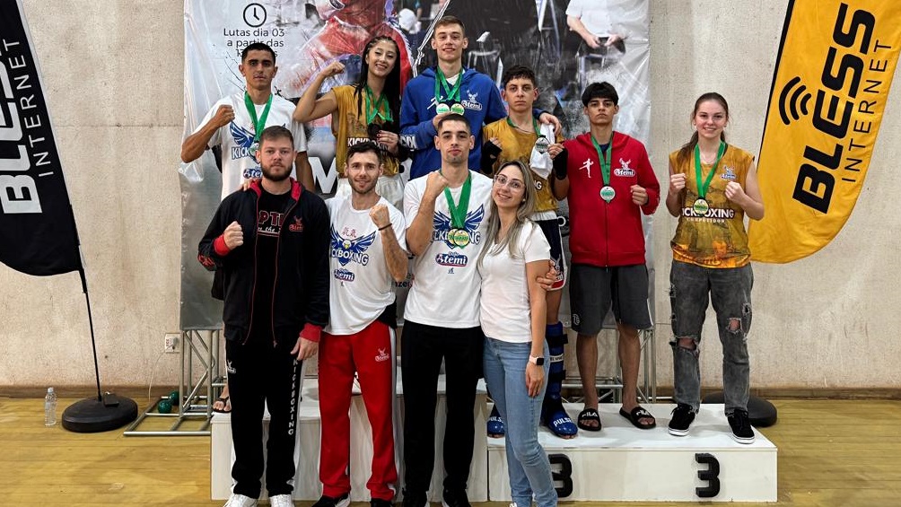 Equipe de Marmeleiro conquista 11 medalhas no Paranaense de Kickboxing