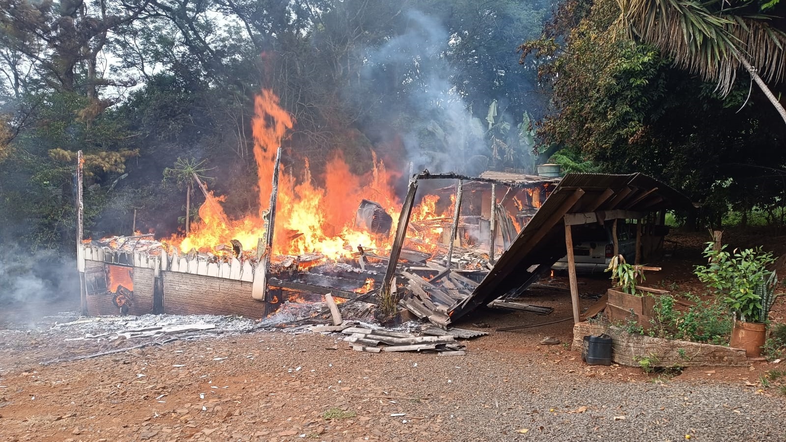 Incêndio atinge residência em Verê; Polícia Militar e moradores ajudam a conter as chamas
