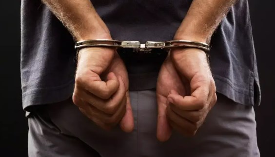 Homem é preso pela ROCAM com mandado de prisão em aberto no bairro Pinheirinho