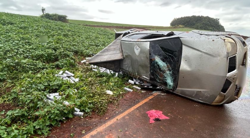 Caminhonete carregada de cigarros tomba durante perseguição policial