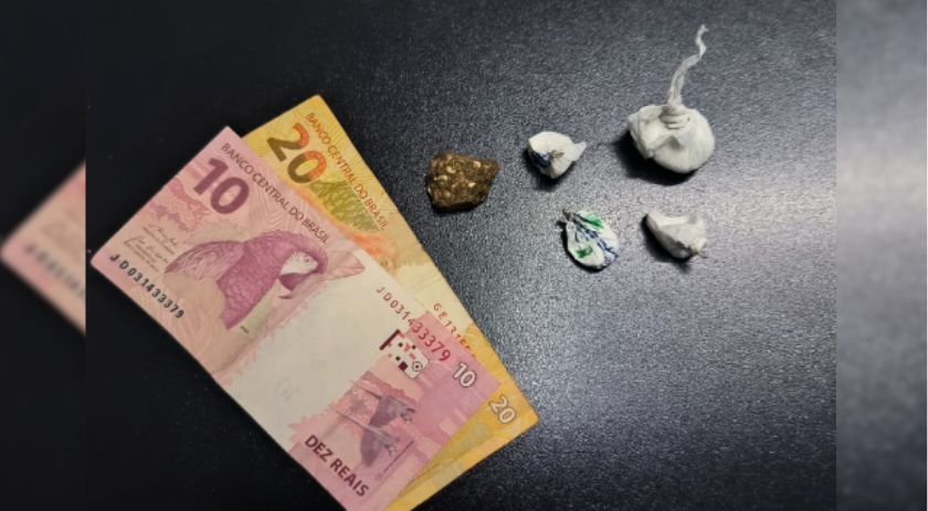 Dois homens são detidos após serem flagrados com drogas no bairro São Cristóvão