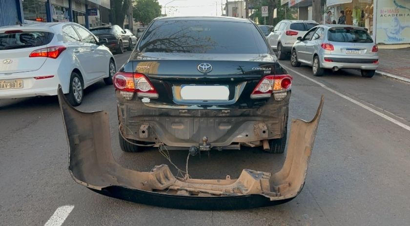 Acidente entre carro e caminhão deixa condutora ferida