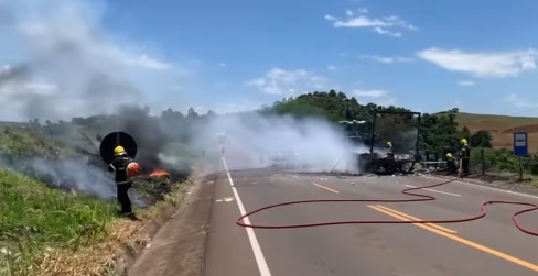 Caminhão é destruído por incêndio na SC-157 entre São Lourenço do Oeste e Formosa do Sul