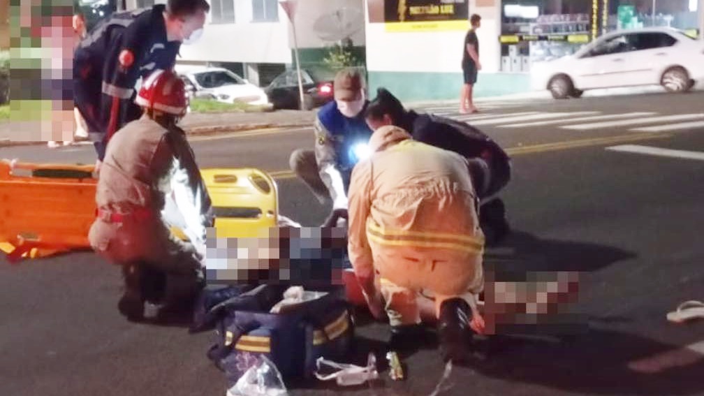 Dois jovens ficam feridos em acidente entre carro e moto registrado no Bairro da Cango