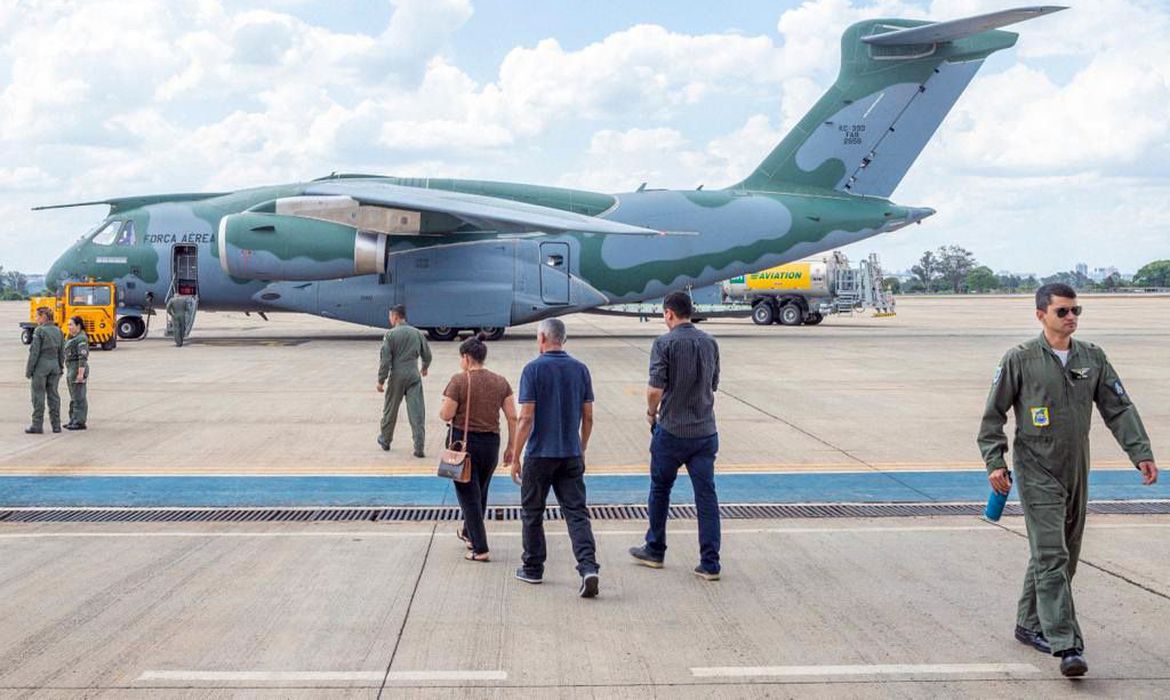 Chega ao Brasil terceiro avião trazendo brasileiros do conflito no Oriente Médio