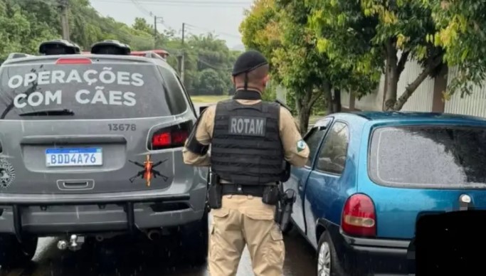 Carro furtado é encontrado abandonado em frente ao Lago das Torres 