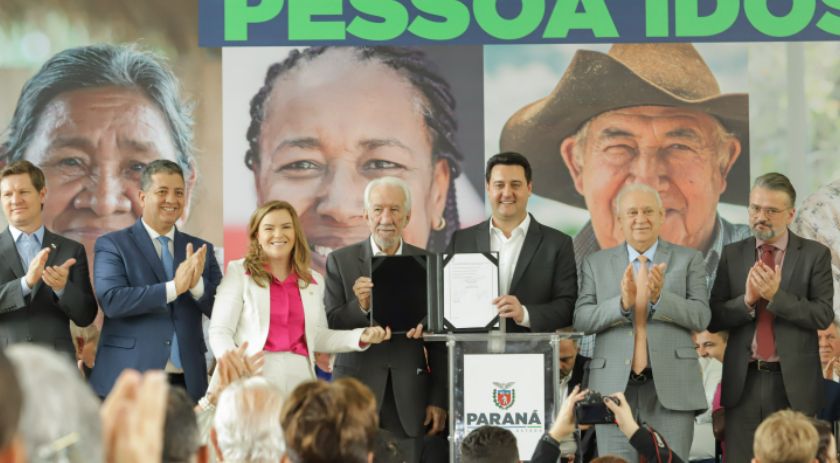 Ratinho Junior sanciona lei da gratuidade das passagens e anuncia programas aos idosos