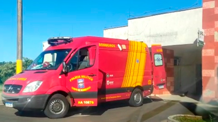 Colisão entre carro e moto deixa homem ferido