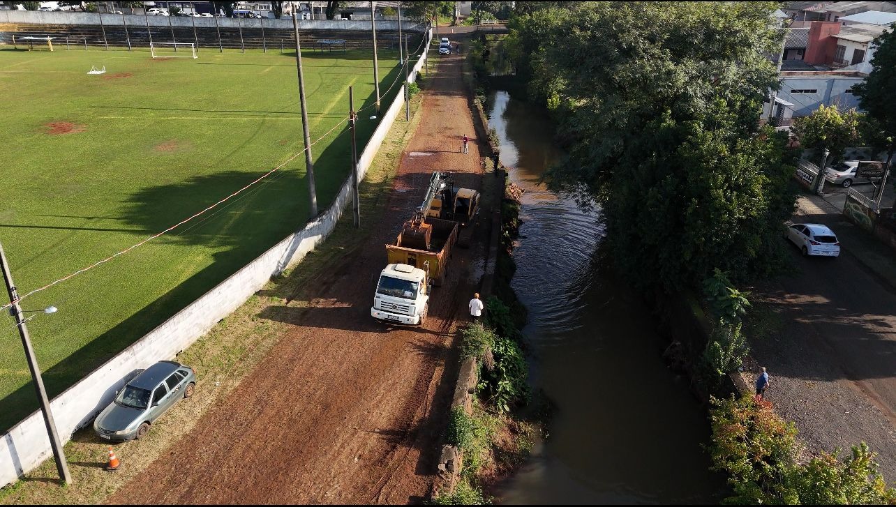 Rio Lonqueador começa a receber serviço de desassoreamento