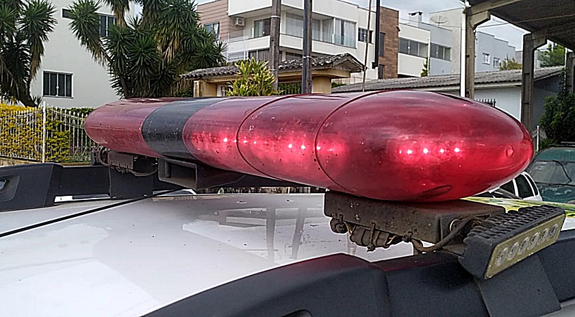 Adolescentes retiram corpo de túmulo e fazem piada em cemitério do PR