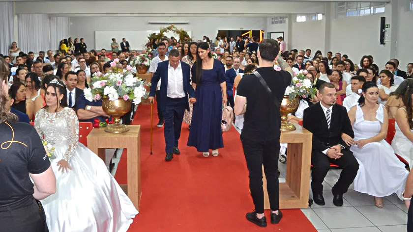 200 casais dizem “sim” em casamento coletivo