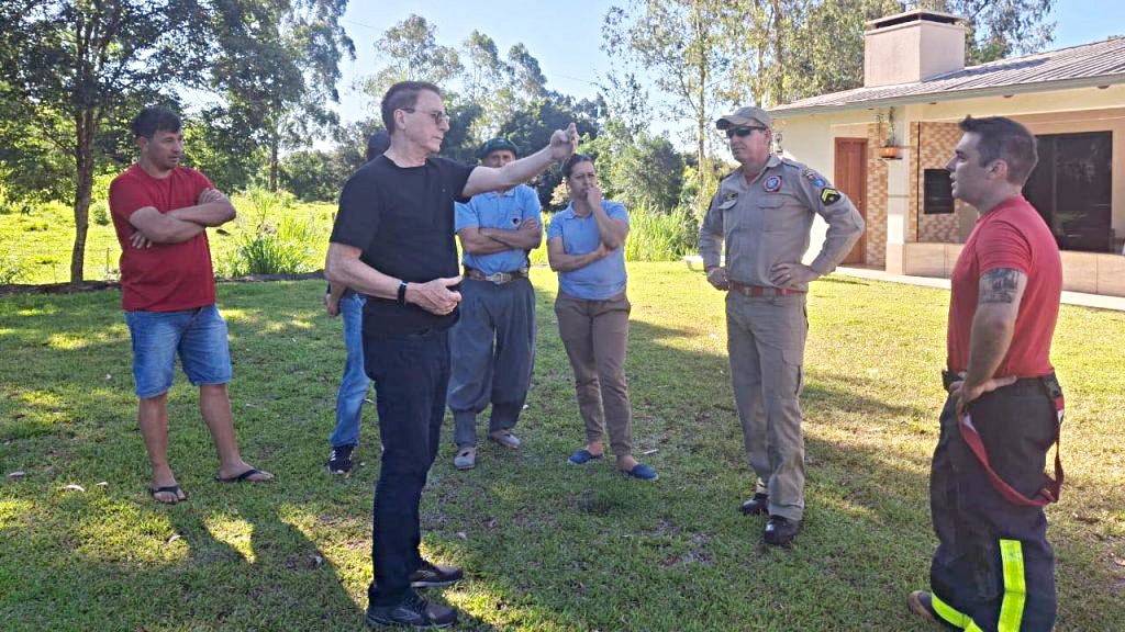 Prefeito Antônio Pedron visita local de incêndio e mobiliza ações em apoio à cooperativa