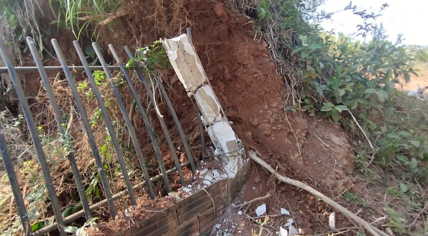 Carro desgovernado atinge muro de residência e foge do local