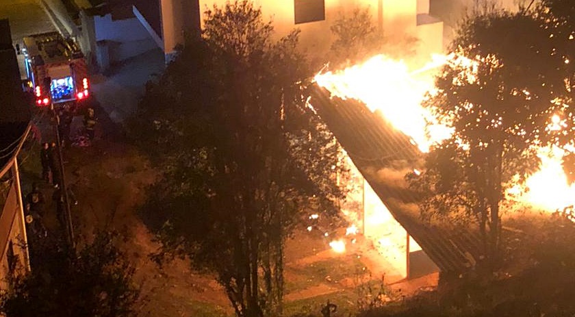 Residência fica totalmente destruída em incêndio