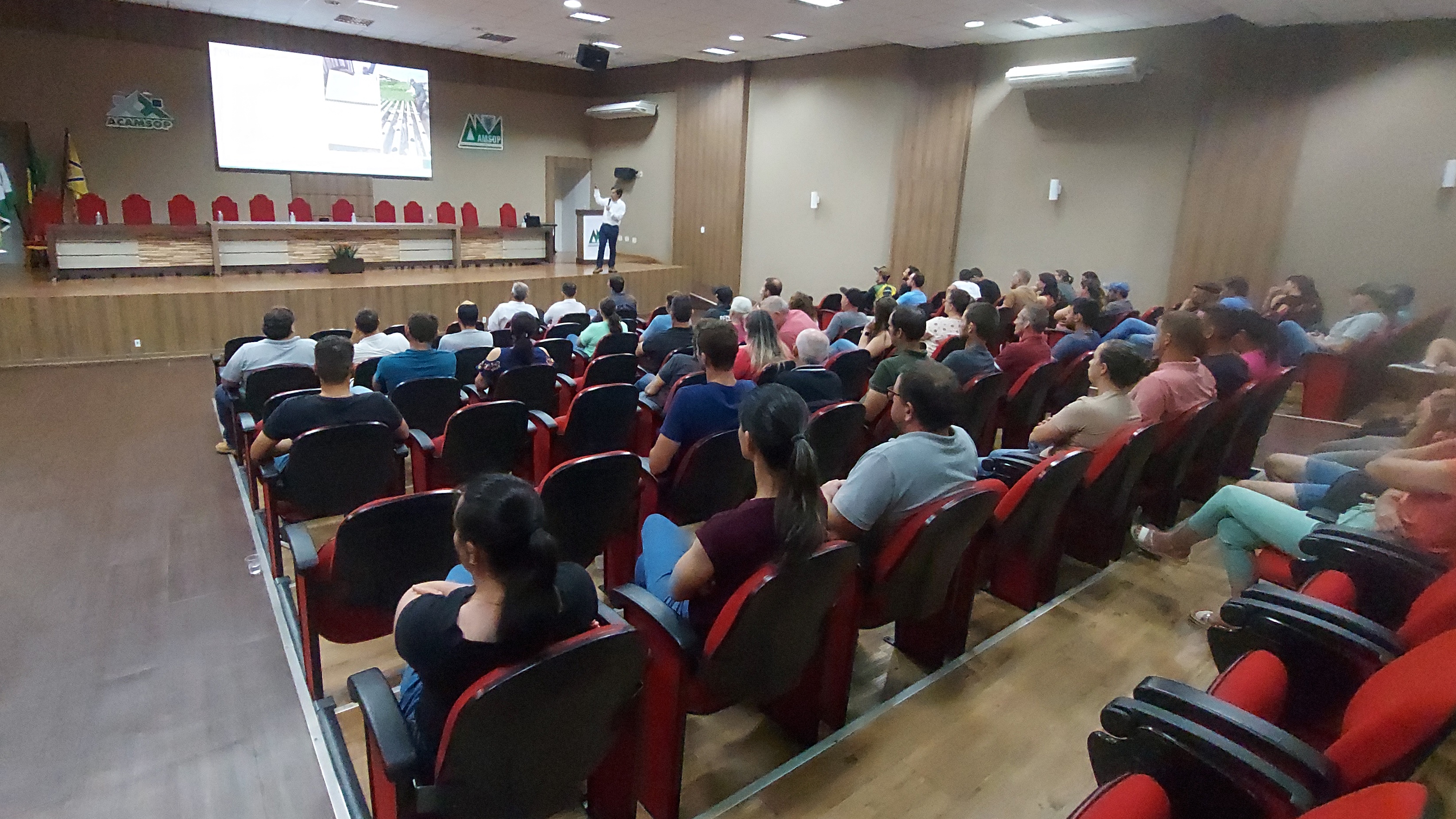 Produtores de bovinocultura participam de importante palestra na AMSOP