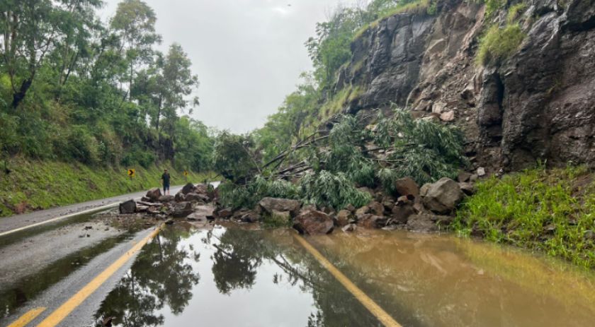 Deslizamento provoca queda de barreira na PR 182 entre Beltrão e Ampére