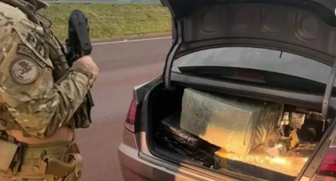 PRF apreende 189 quilos de maconha e carro roubado na BR-277