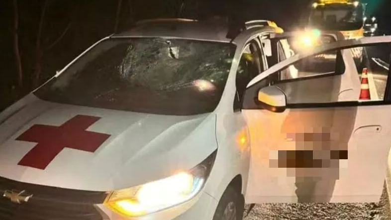 Passageira de carro da Saúde morre após veículo ser atingido por peça que se soltou de caminhão na BR 116