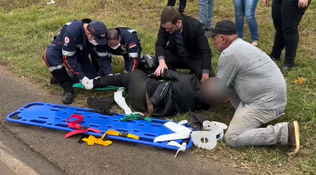 Homem sofre fratura exposta após colisão entre carro e moto na Avenida Natalino Faust