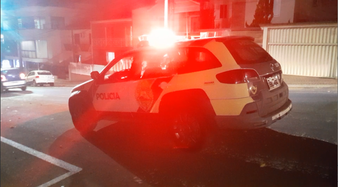 Criança é baleada no colo do pai assassinado por atirador encapuzado