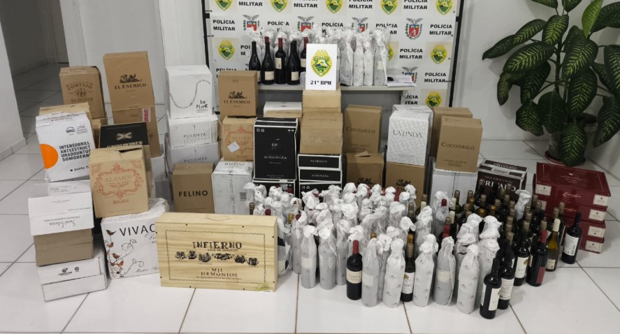 Polícia Militar apreende veículo com 612 garrafas de bebidas estrangeiras