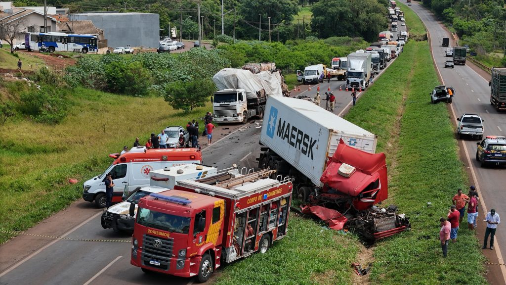 Acidente entre três caminhões deixa uma mulher morta e um homem gravemente ferido em Toledo
