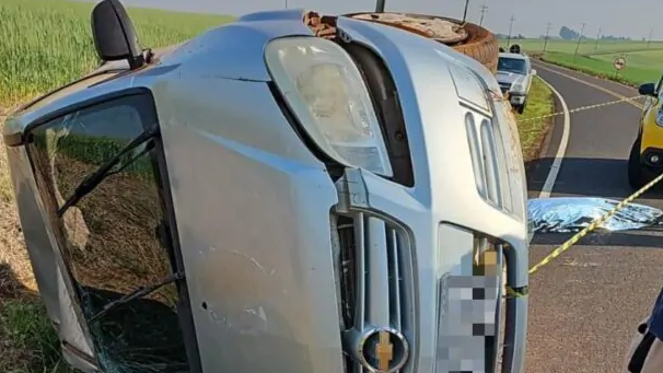 Saída de pista seguida de capotamento deixa jovem morta na PR 881