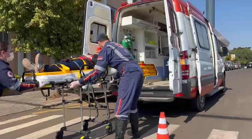 Mulher é atropelada na Tenente Camargo