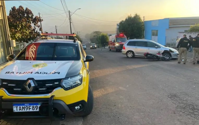 Acidente envolvendo carro e moto deixa homem ferido no bairro Pinheirinho