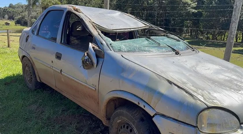 Mulher fica ferida após tombamento de veículo na zona rural