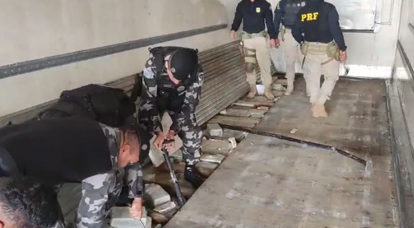 Polícia apreende 179,1 kg de cloridrato de cocaína e 299 frascos de maconha líquida em fundo falso de caminhão no PR