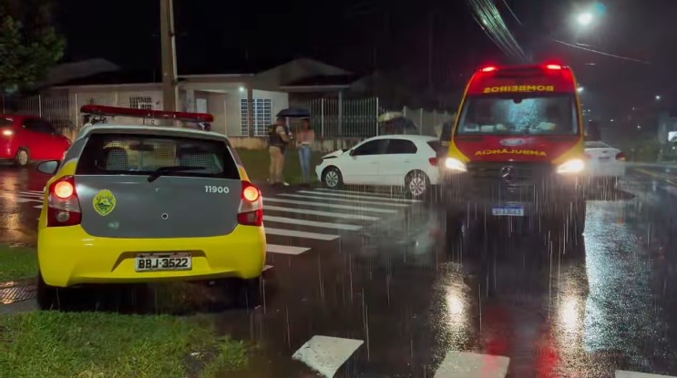 Mulher fica ferida em colisão no Bairro Vila Nova