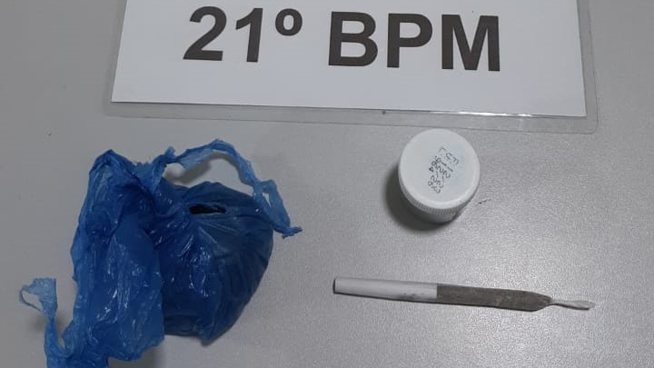 Polícia apreende drogas e conduz dois suspeitos