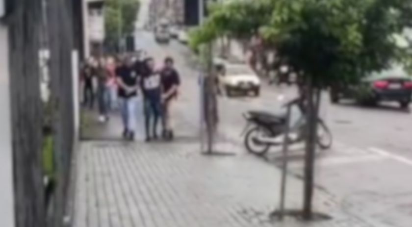 Homem é detido por populares após furto de celulares