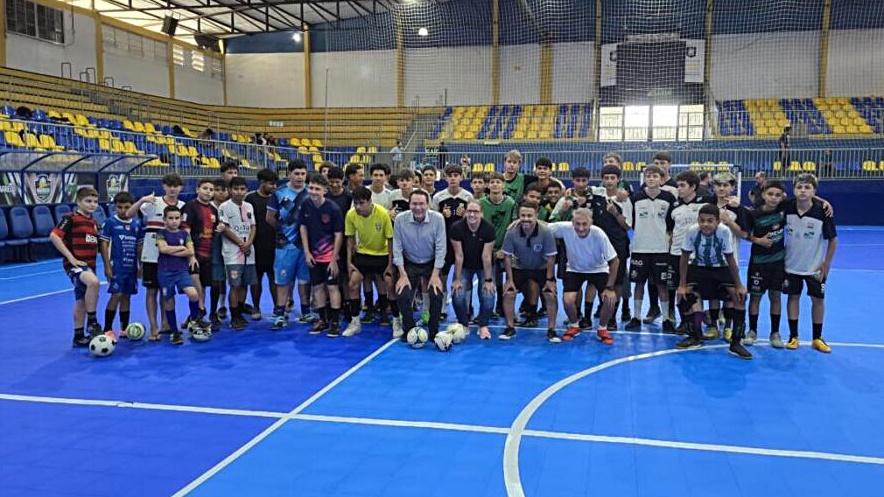 Alunos de escolinhas fazem o primeiro jogo na nova quadra do Arrudão