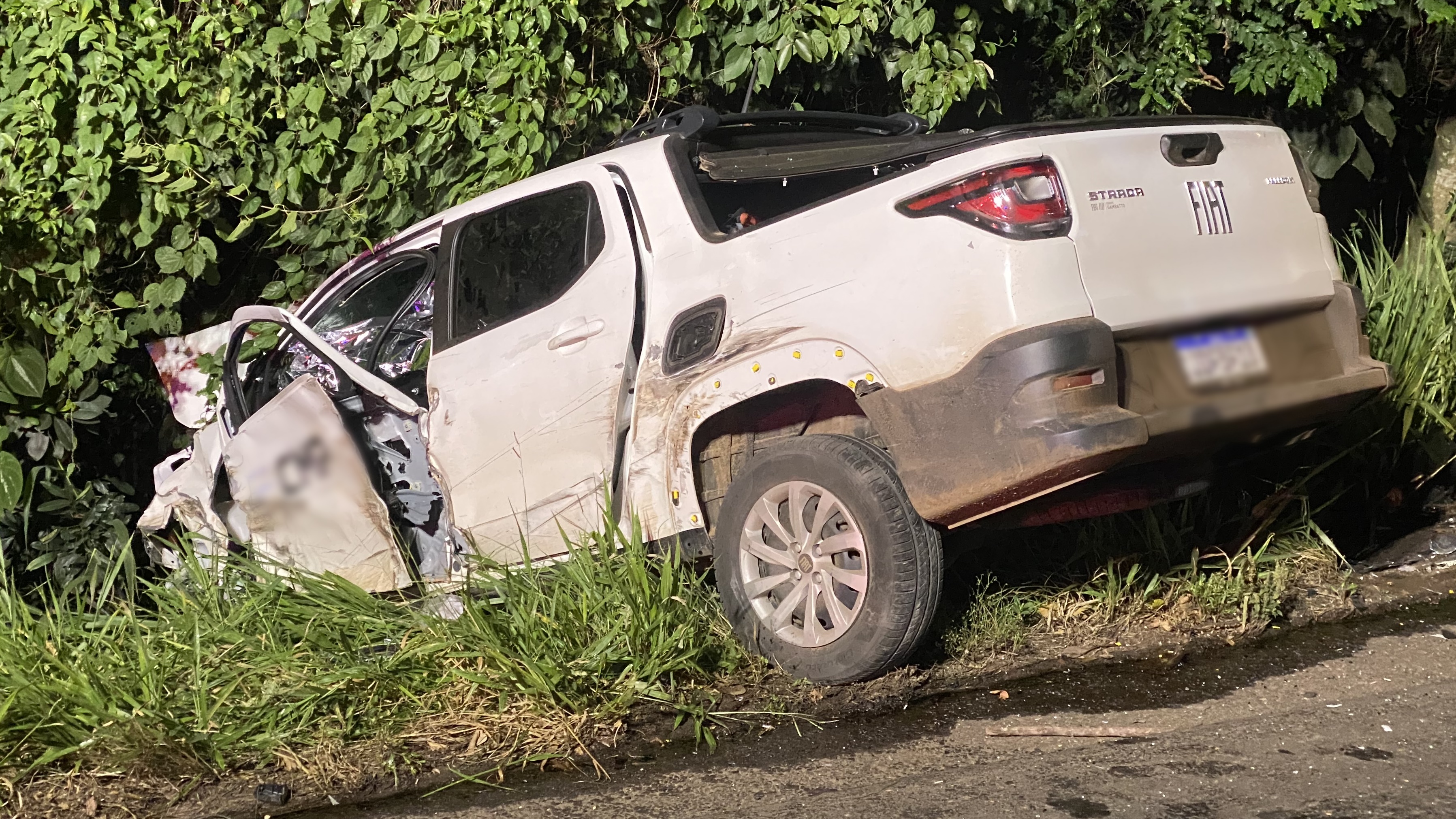Uma pessoa morre e duas ficam feridas em colisão envolvendo duas caminhonetes e uma carreta na PR 483