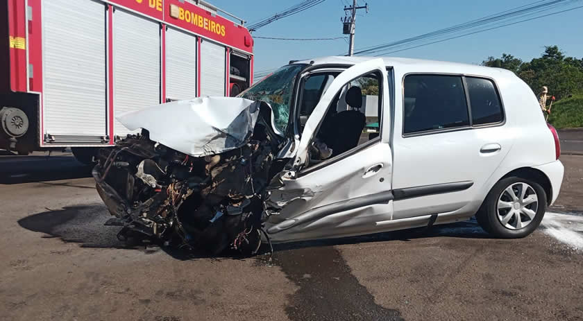 Acidente envolvendo carreta e carro deixa jovem ferido no Contorno Norte