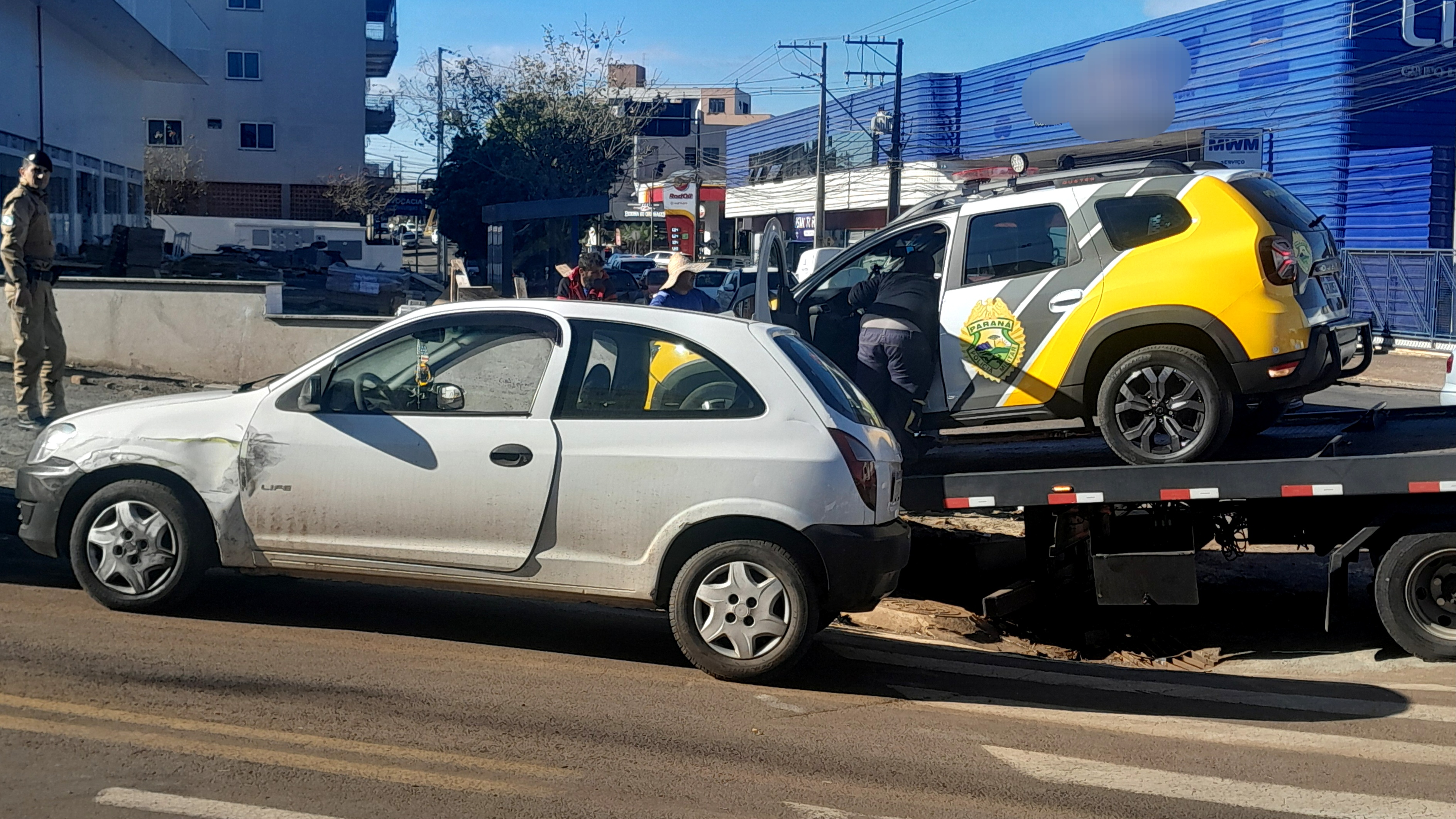 Viatura da Polícia Militar se envolve em colisão na Av. Luiz Antônio Faedo