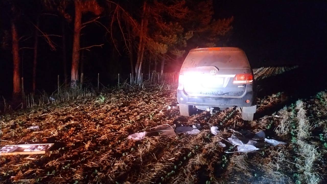 Trio é preso após roubo de caminhonete Hilux e apreensão de munições em operação policial 
