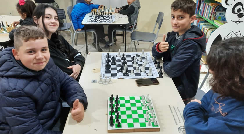 Secretaria de Educação equipa escolinhas esportivas de Xadrez e Tênis de Mesa