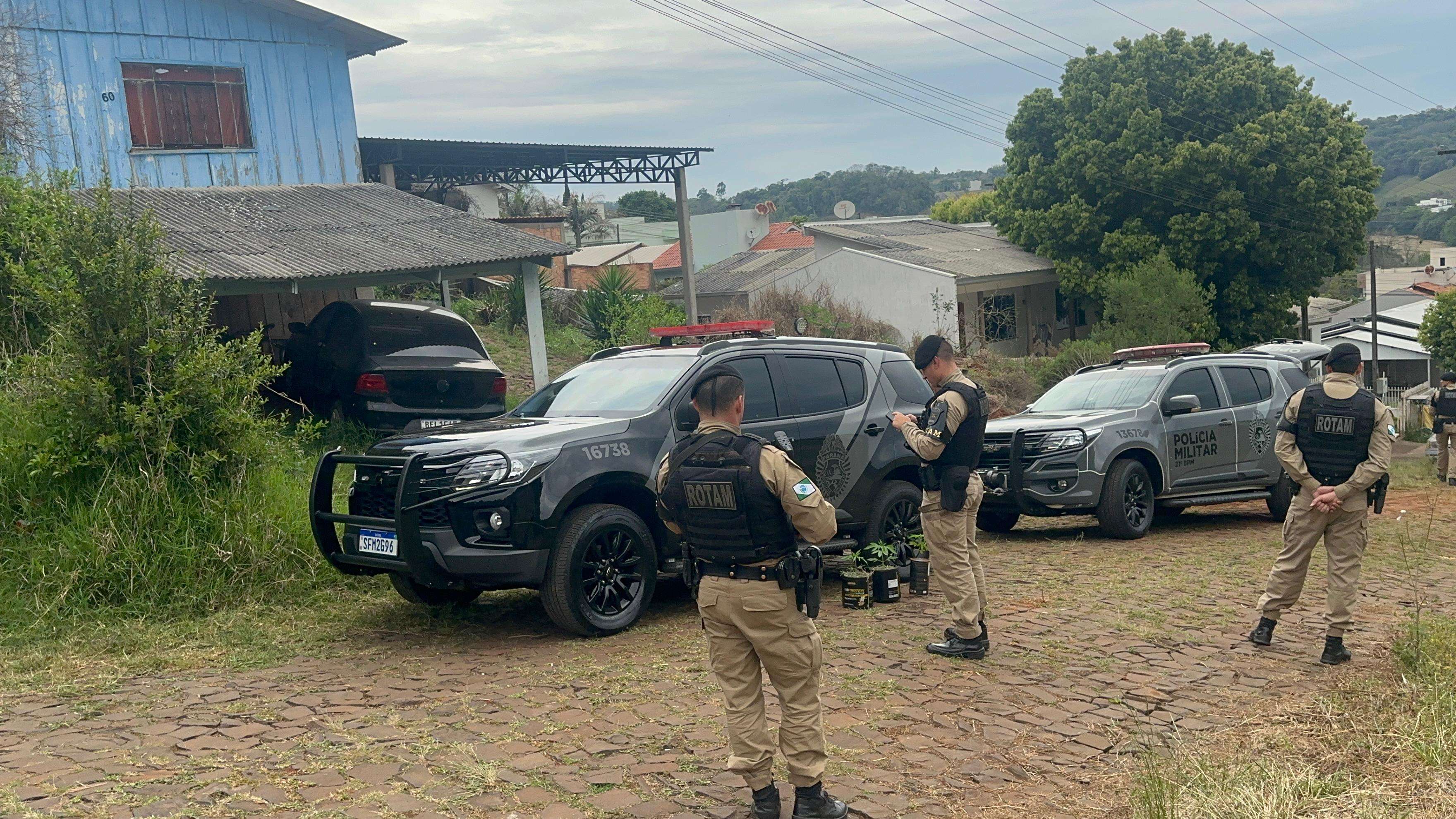 Polícia Militar desarticula ponto de tráfico de drogas e apreende armas