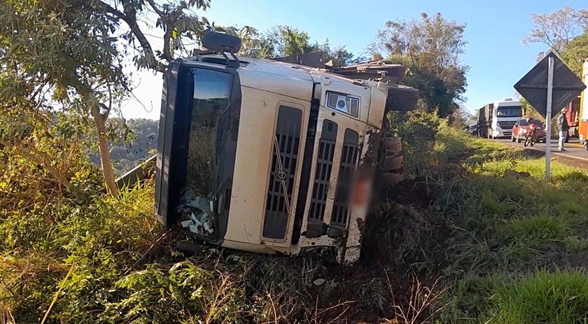 Tombamento de carreta é registrado na BR 163