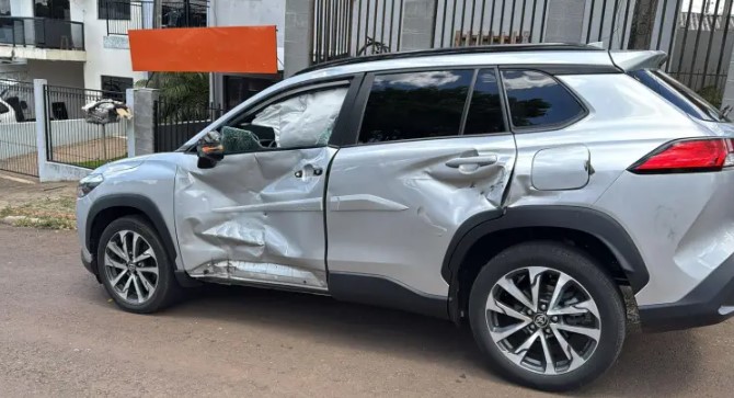 Colisão entre dois veículos deixa duas pessoas feridas no bairro Cango