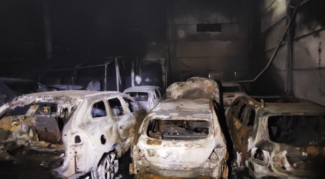 Incêndio destrói oficina mecânica e atinge 16 veículos em Chapecó