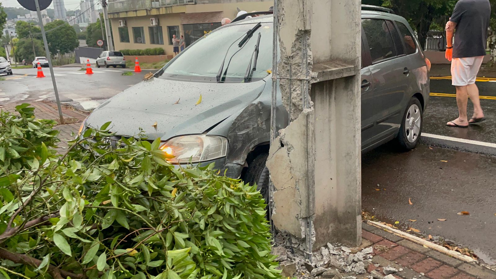 Carro é arremessado contra árvore após colisão no bairro Vila Nova