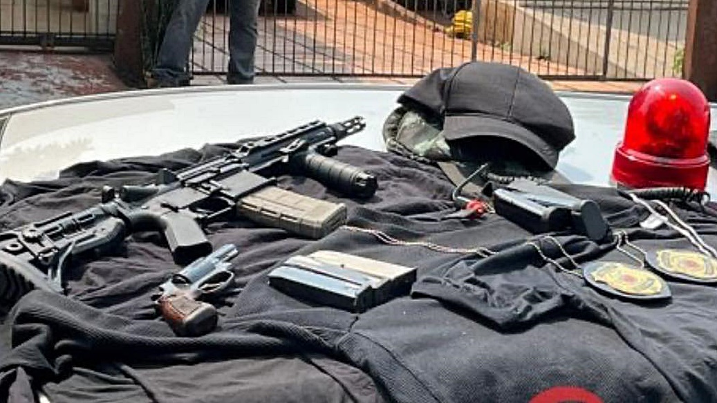Polícia Civil detém duas pessoas com arsenal de armas após investigação em Foz do Iguaçu