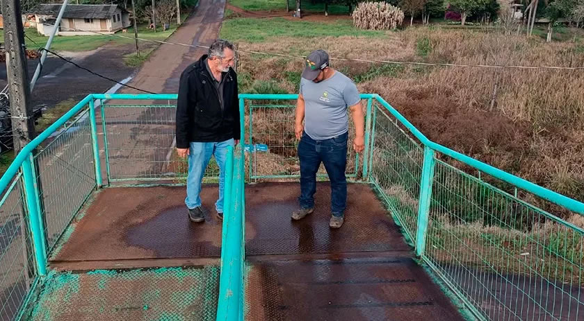 Prefeitura investiga passarela com suposto defeito